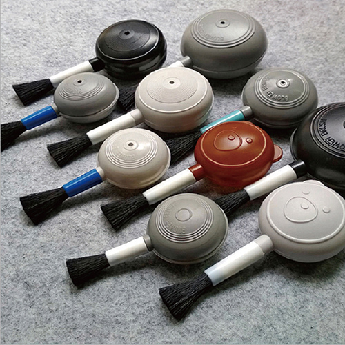 स्कोप्स या ग्रूव्स की सफाई के लिए कार्टून बियर ब्लोइंग ब्रश